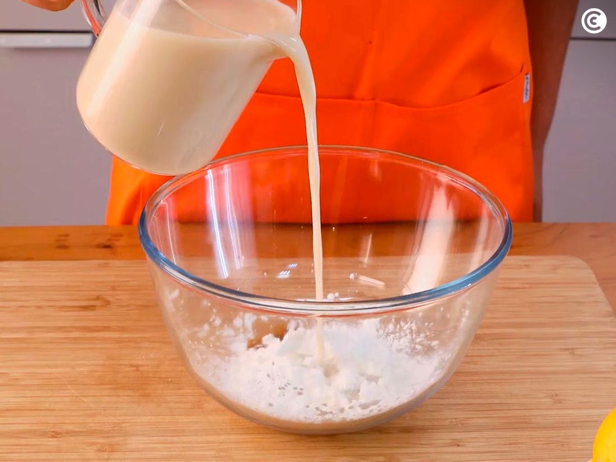 Preparar la mezcla de maicena para las natillas veganas