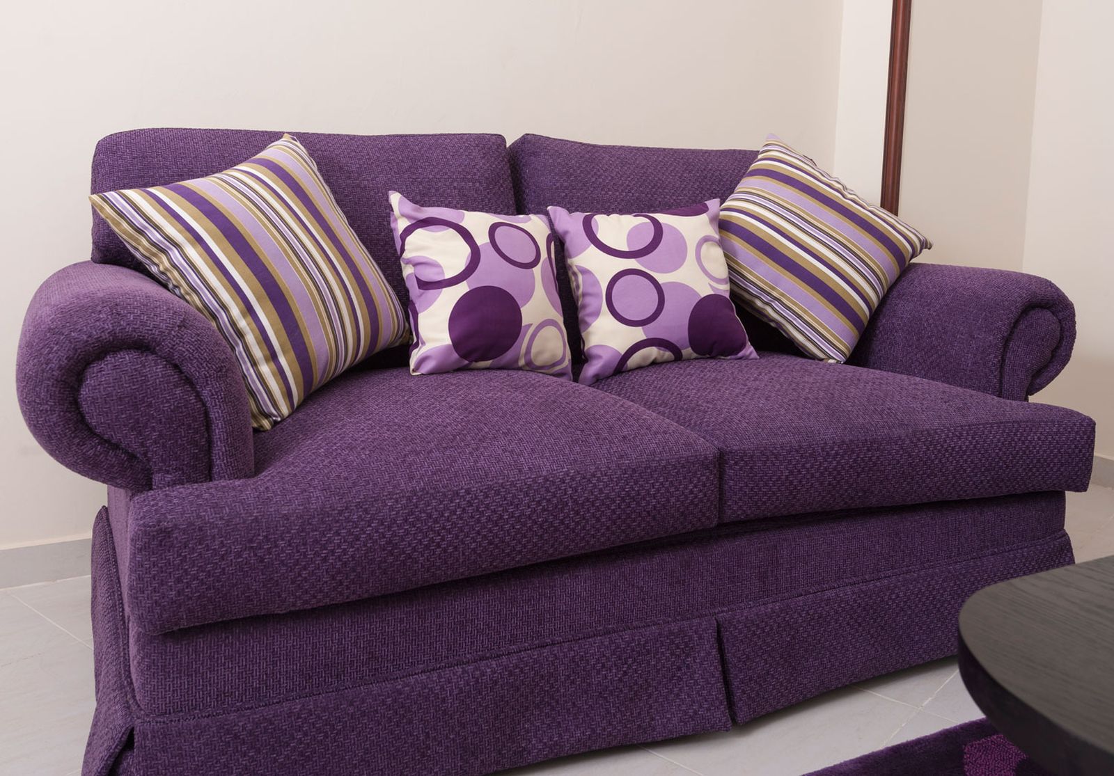 Ideas para combinar un sofá morado o lila 1