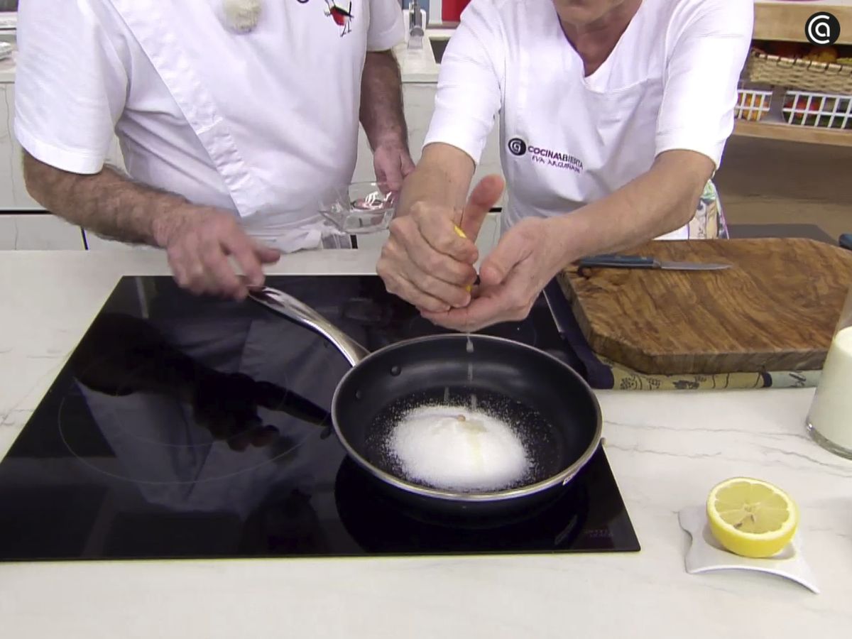 Derrite el azúcar con el limón para preparar el caramelo