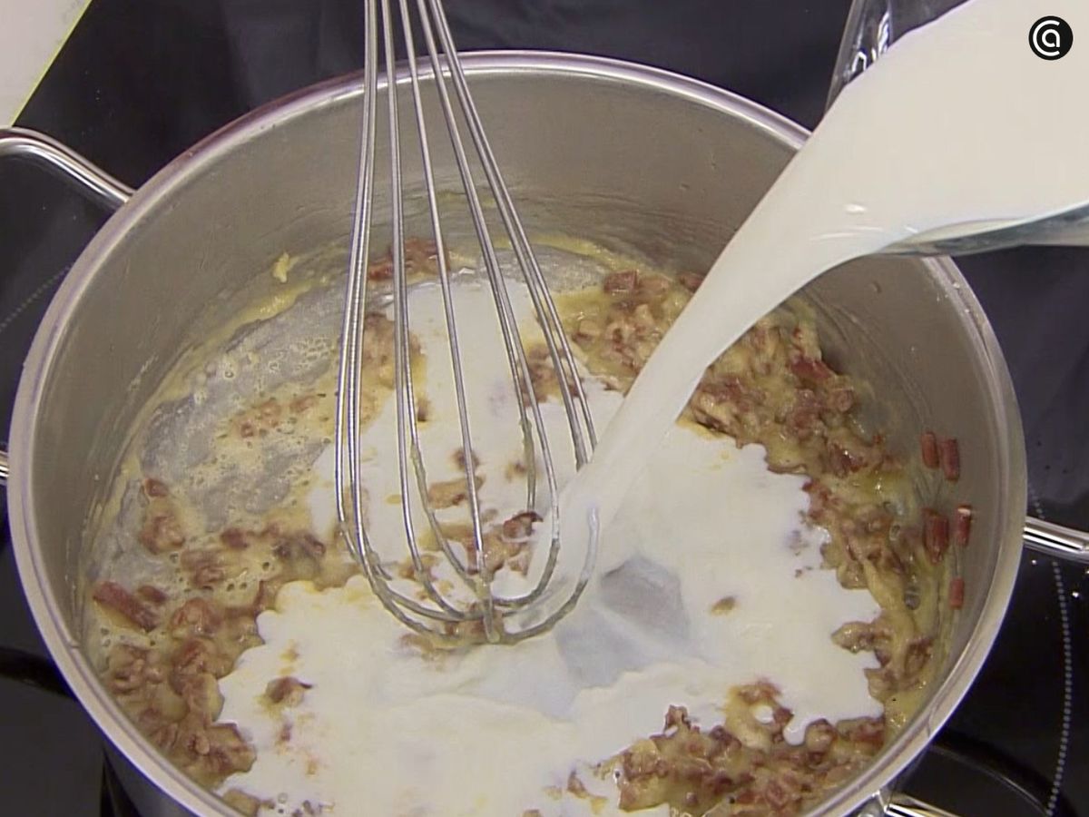 Preparamos la bechamel de jamón