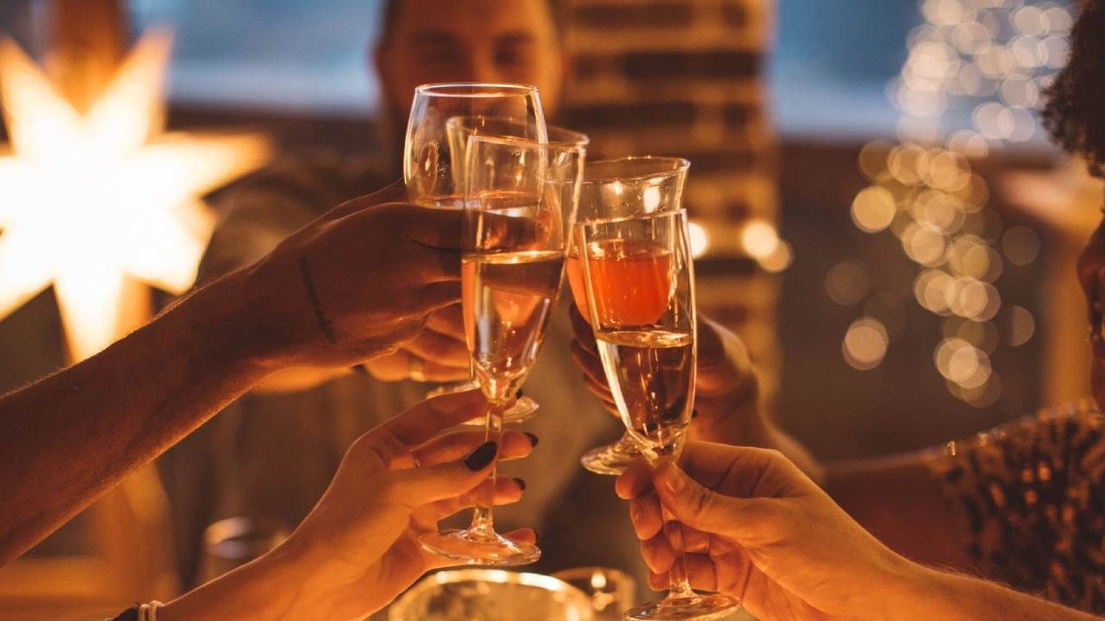 Brindar con champán o cava