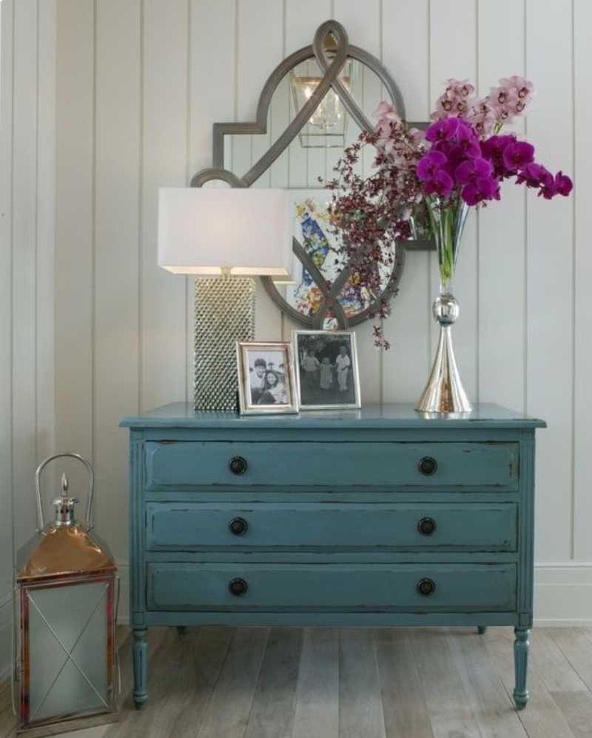 Cómoda azul pintada con pintura a la tiza.