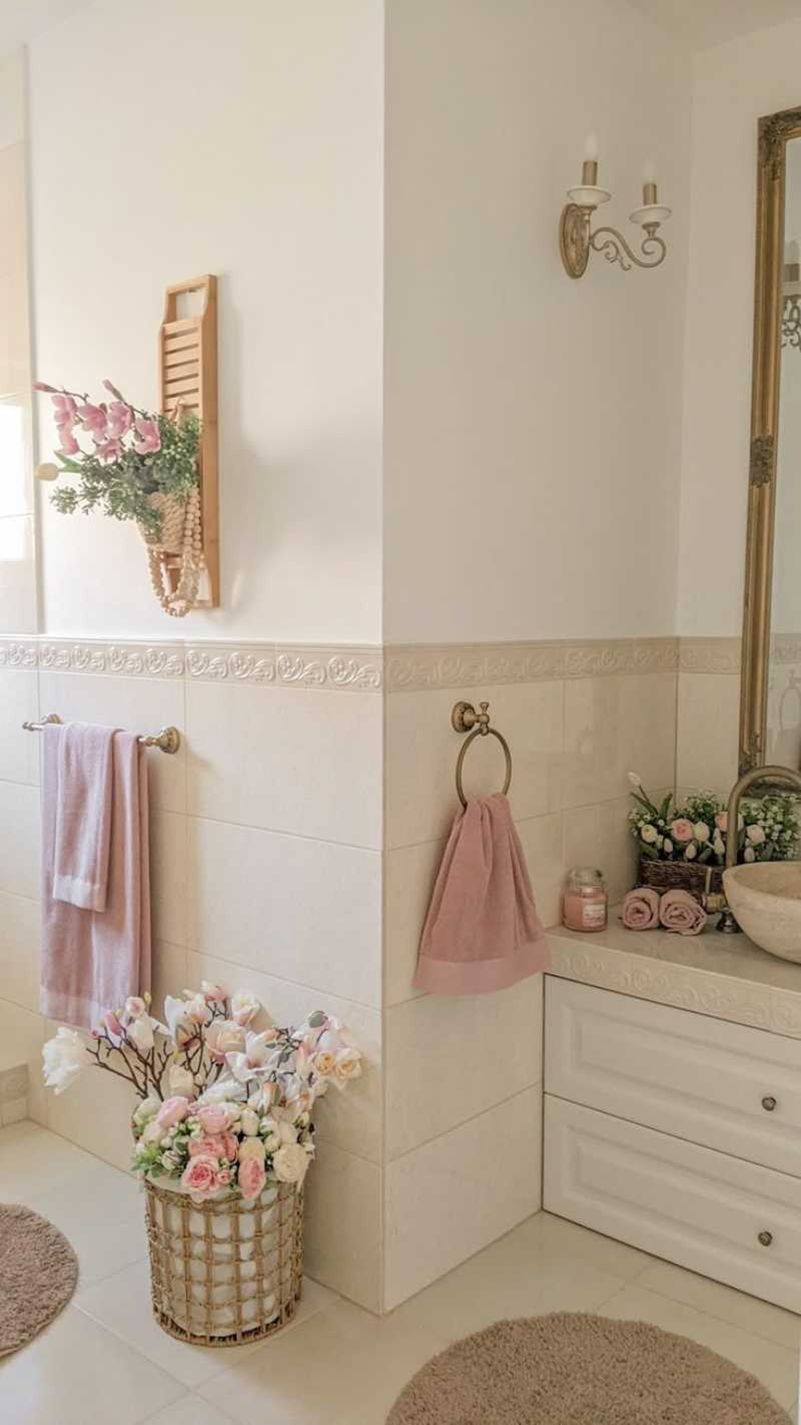 Baño con decoración cottage. Baño con decoración cottage.