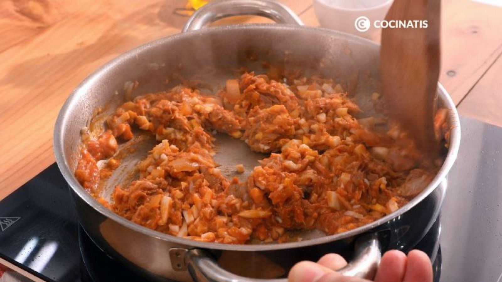 Preparamos el relleno de atún para las empanadillas Preparamos el relleno de atún para las empanadillas