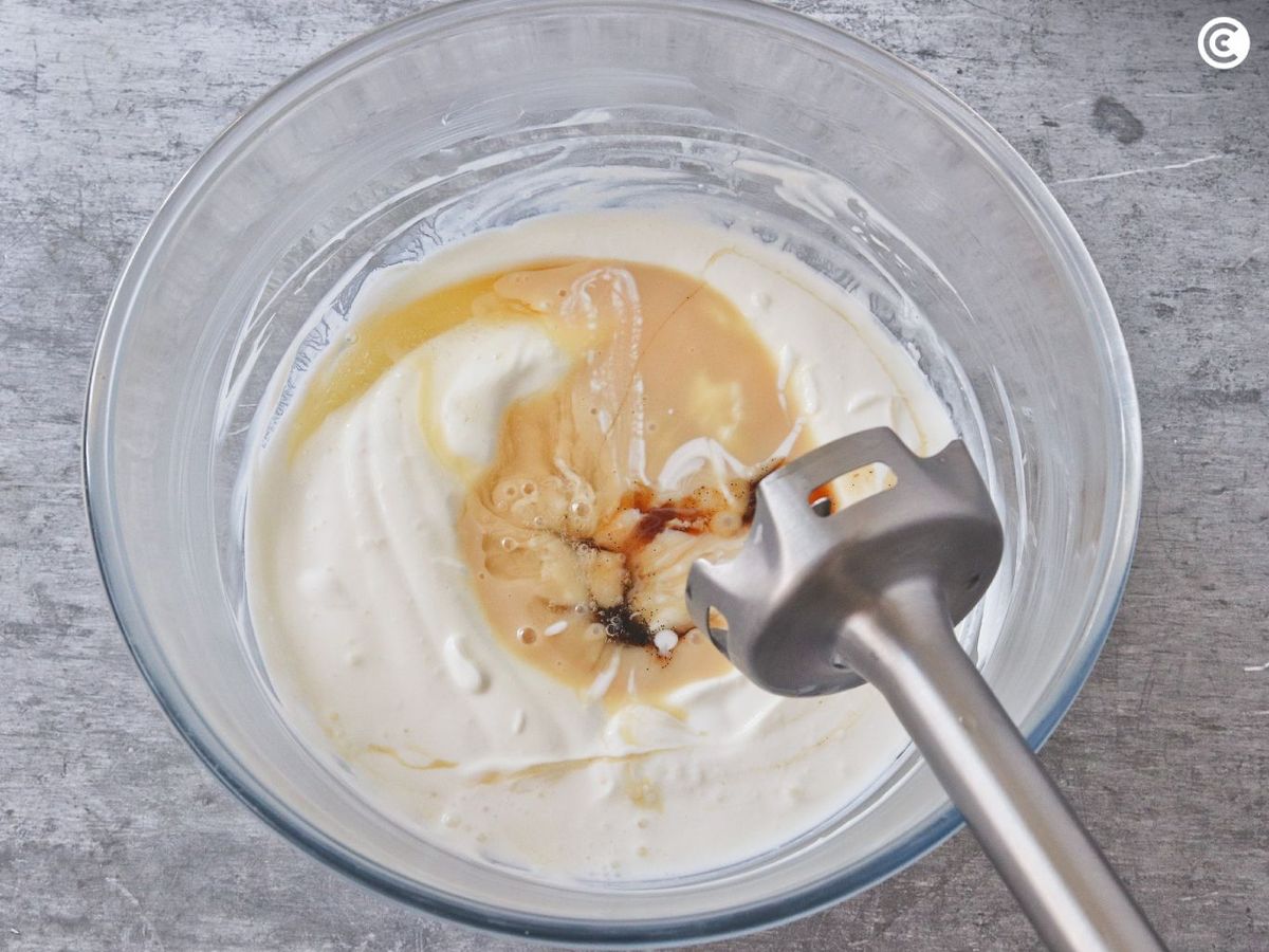 Mezcla los ingredientes del helado de yogur
