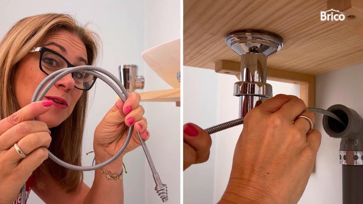 Yolanda Alzola utiliza un desatascador mecánico