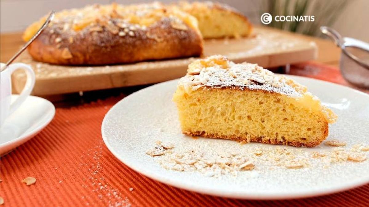 Espolvorea con azúcar glass y sirve la coca de San Juan