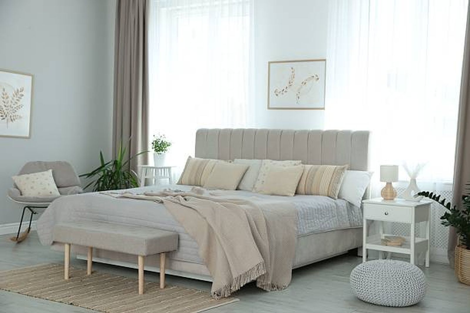 La cama pegada a la ventana, ayuda a mantener el dormitorio bien ventilado