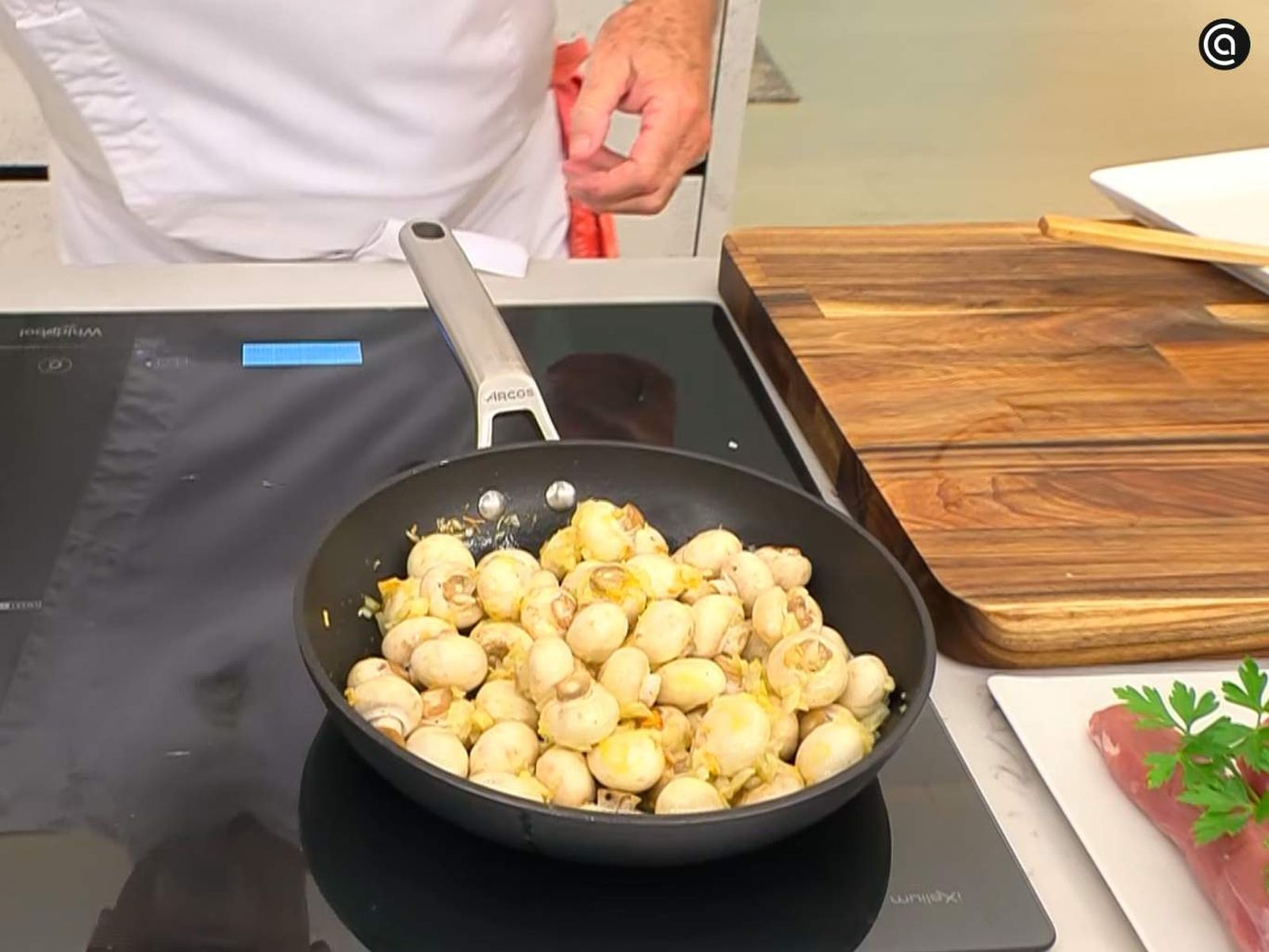 Cocina la cebolla con los champiñones Cocina la cebolla con los champiñones