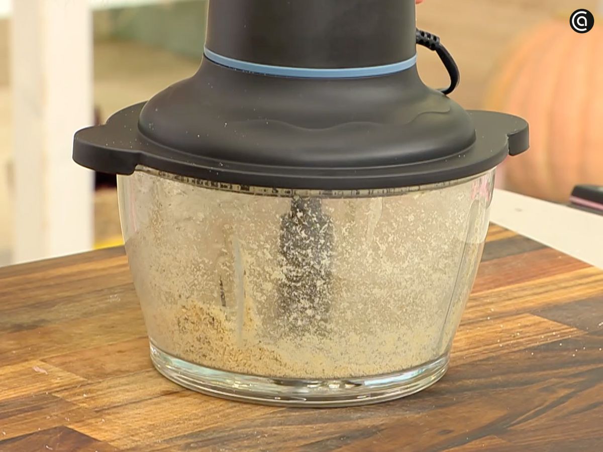 Tritura las almendras fritas con el ajo, el tomillo, el orégano y el perejil