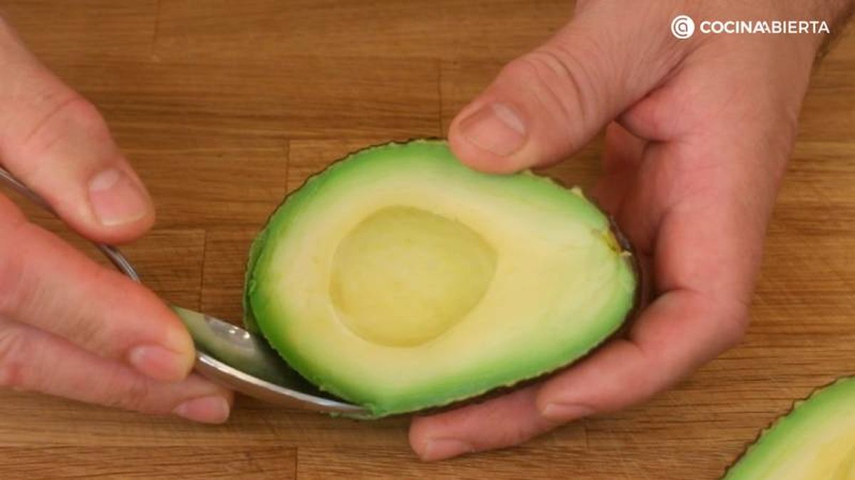 Pela y corta el tomate y el aguacate