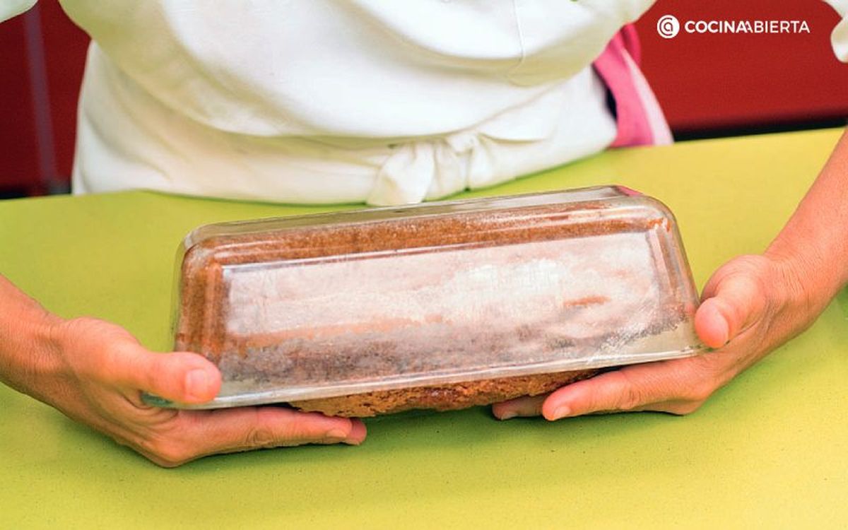 Voltea el bizcocho con las dos manos