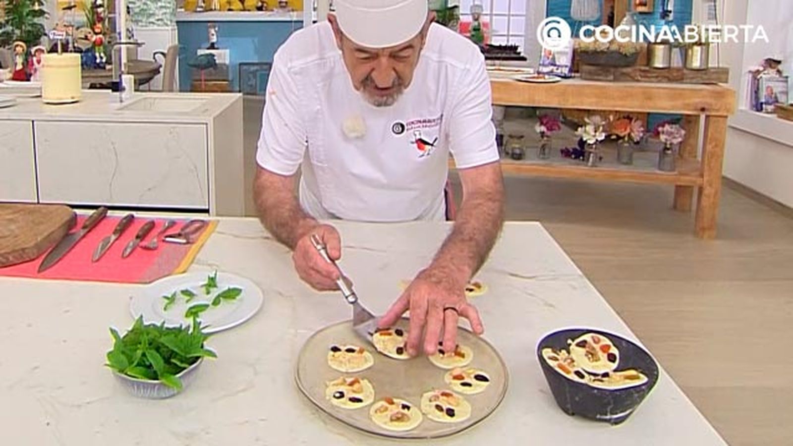 botones de chocolate blanco con frutos secos y frutas deshidratadas receta facil karlos arguinano karl67830321 paso4 botones de chocolate blanco con frutos secos y frutas deshidratadas receta facil karlos arguinano karl67830321 paso4
