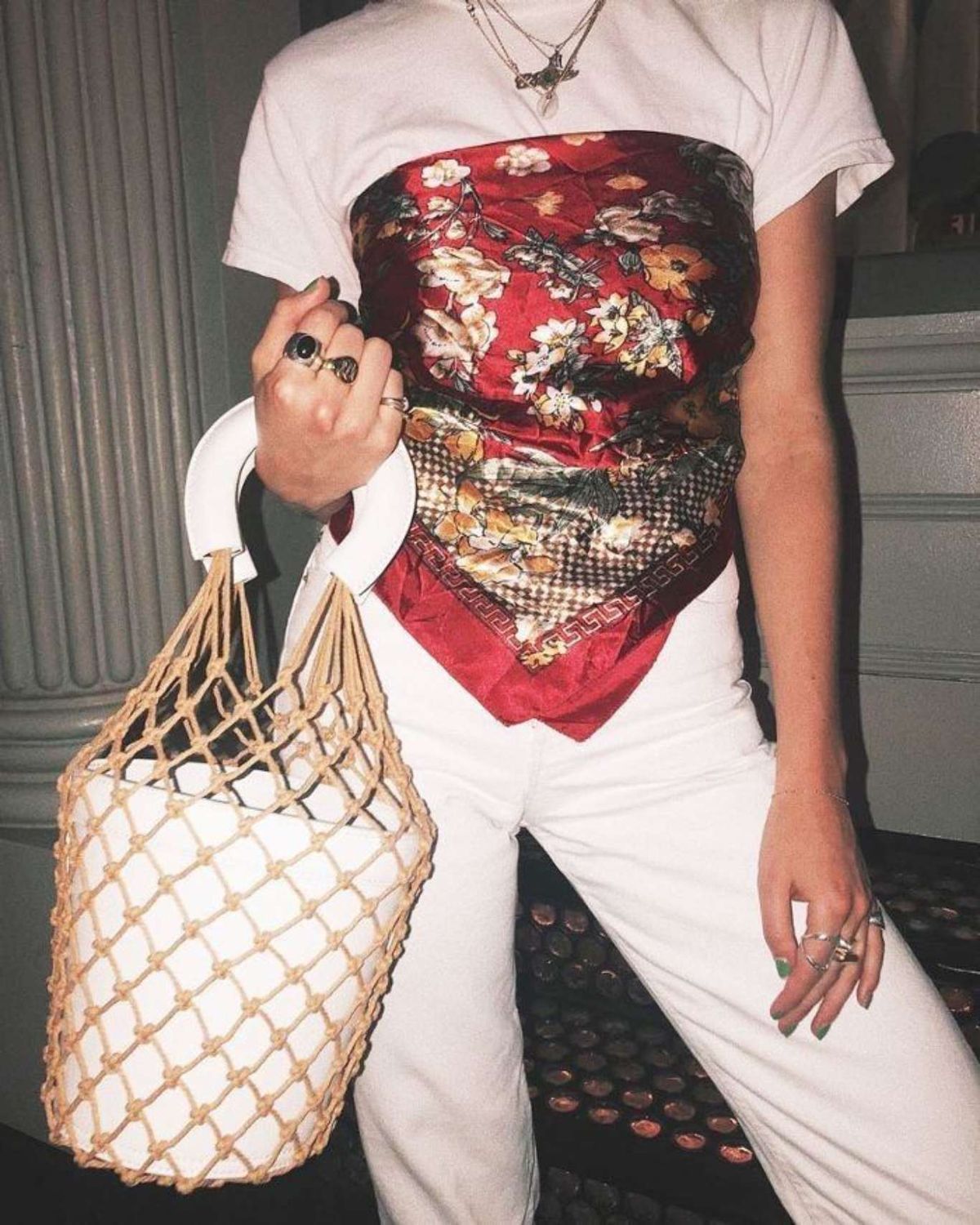 Pañuelo sobre camiseta.