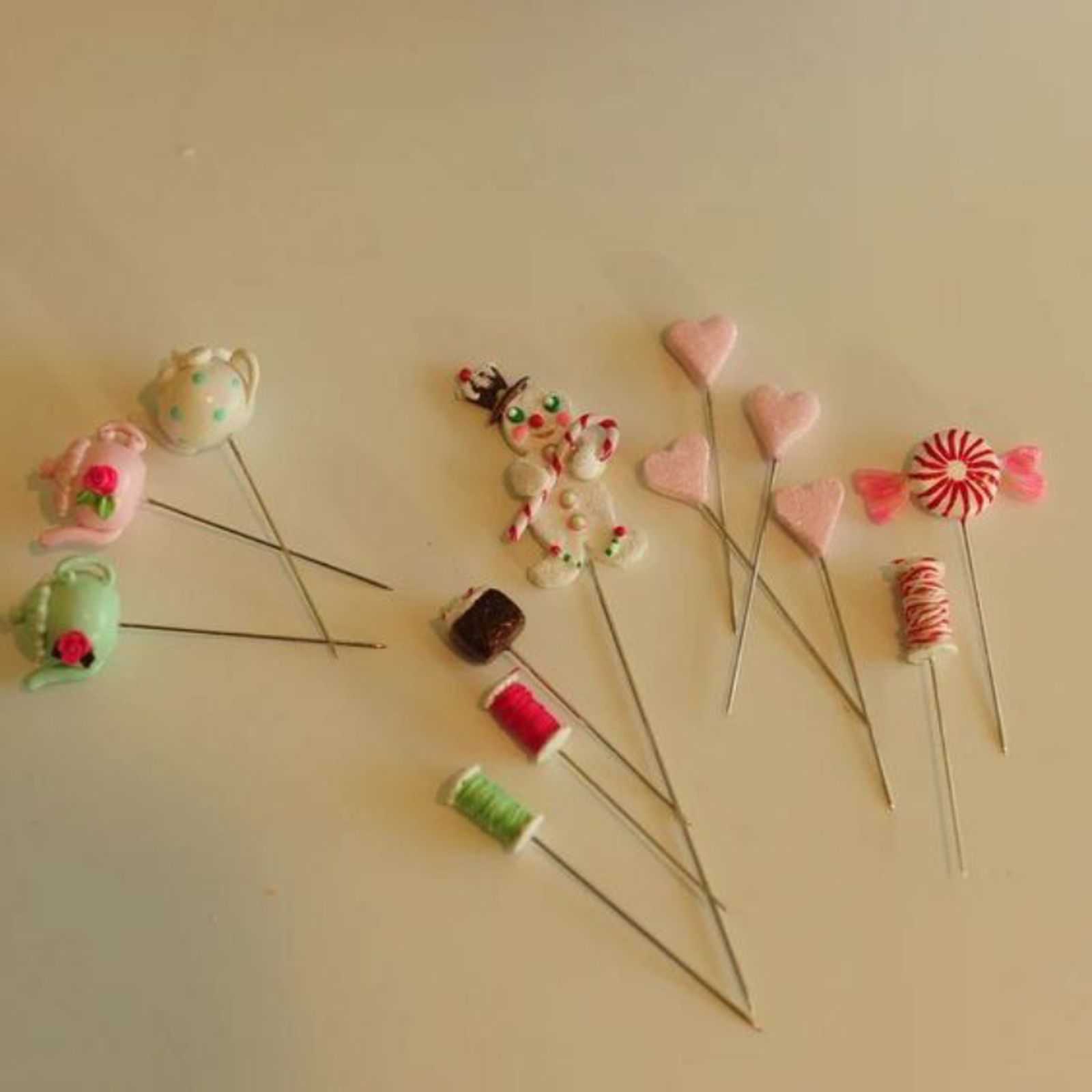 Alfileres decorativos hechos con porcelana fría.