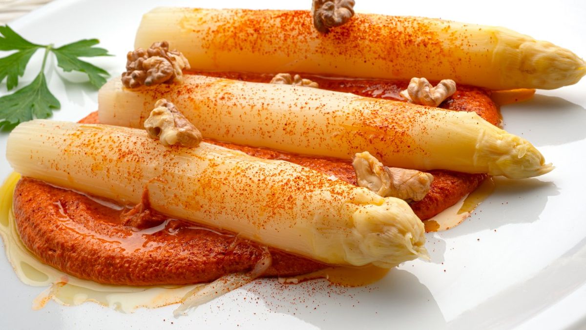 Espárragos frescos con paté de pimiento