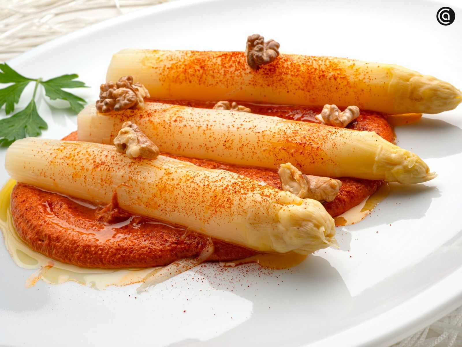 Espárragos frescos con paté de pimiento, receta de Joseba Arguiñano