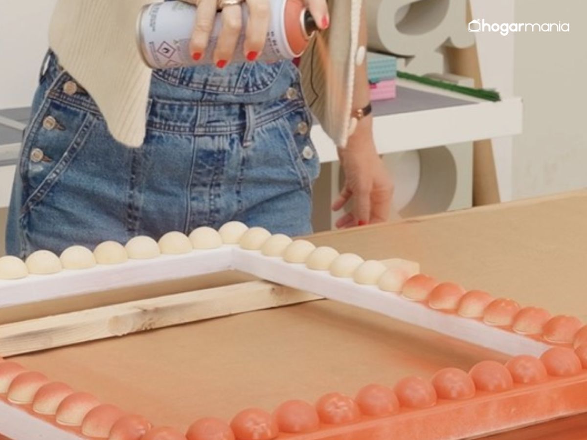 Una vez fijadas todas las piezas, se pulveriza pintura en spray de manera uniforme para unificar el conjunto y dar color al marco.