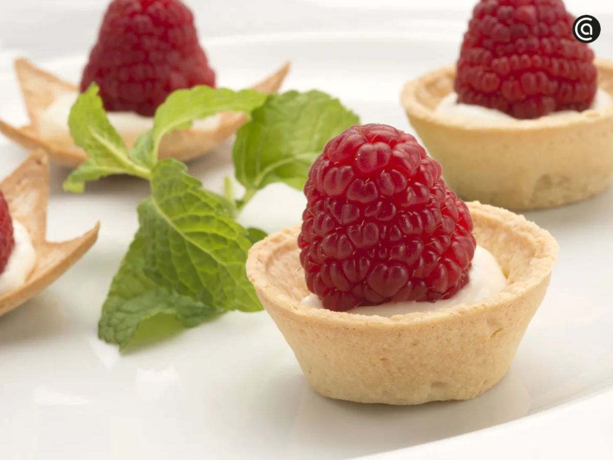 Tartaletas suaves con crema de limón y frambuesa fresca.