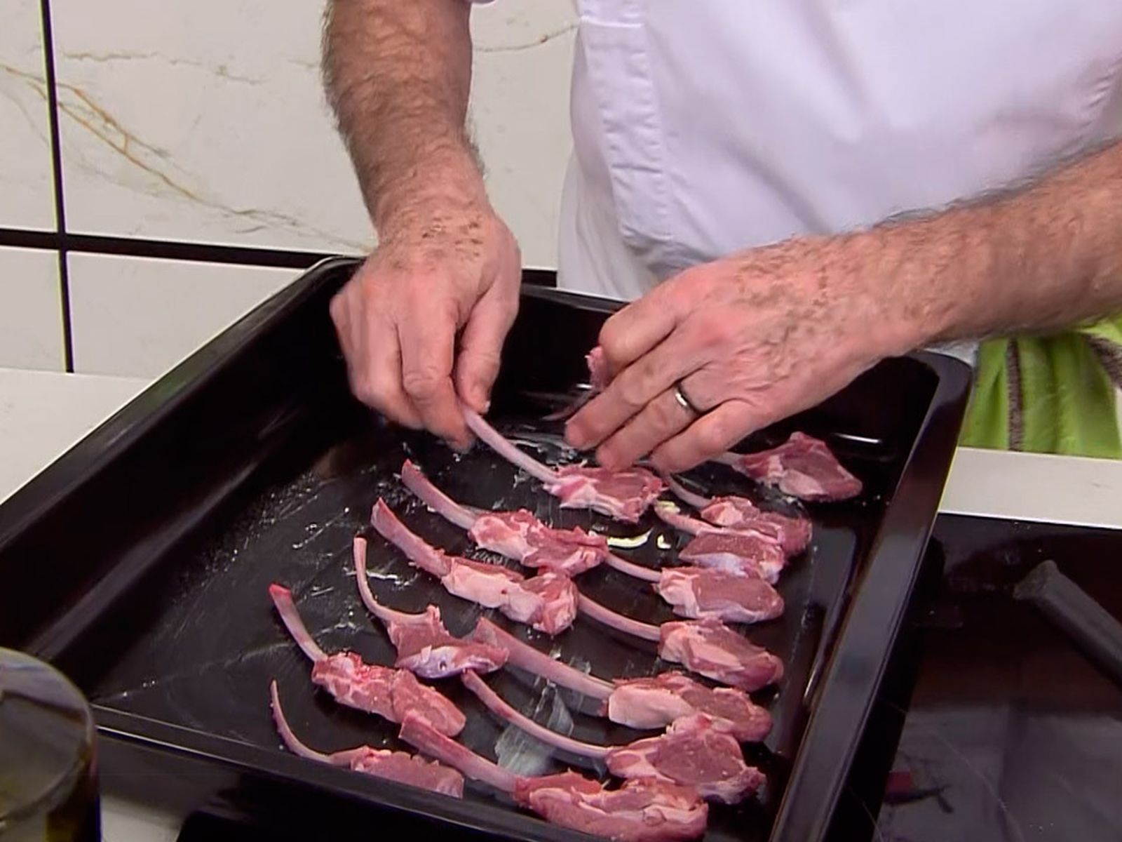 KARL66770321 chuletillas de cordero villeroy receta karlos arguinano paso1