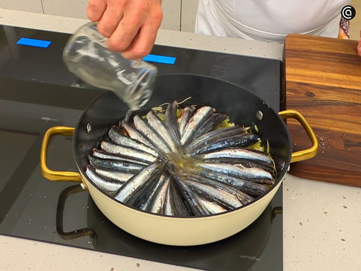 Vierte el vino y deja que las anchoas se cocinen