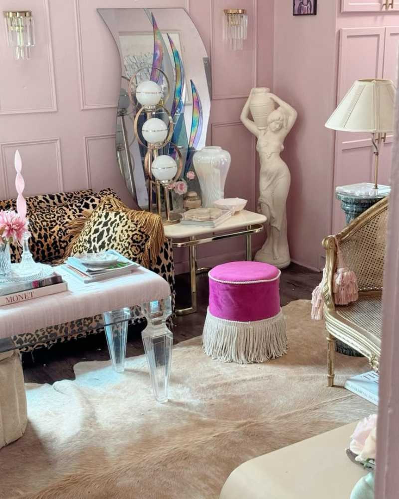 Salón retro-glam colorido con un toque pop. Salón retro-glam colorido con un toque pop.