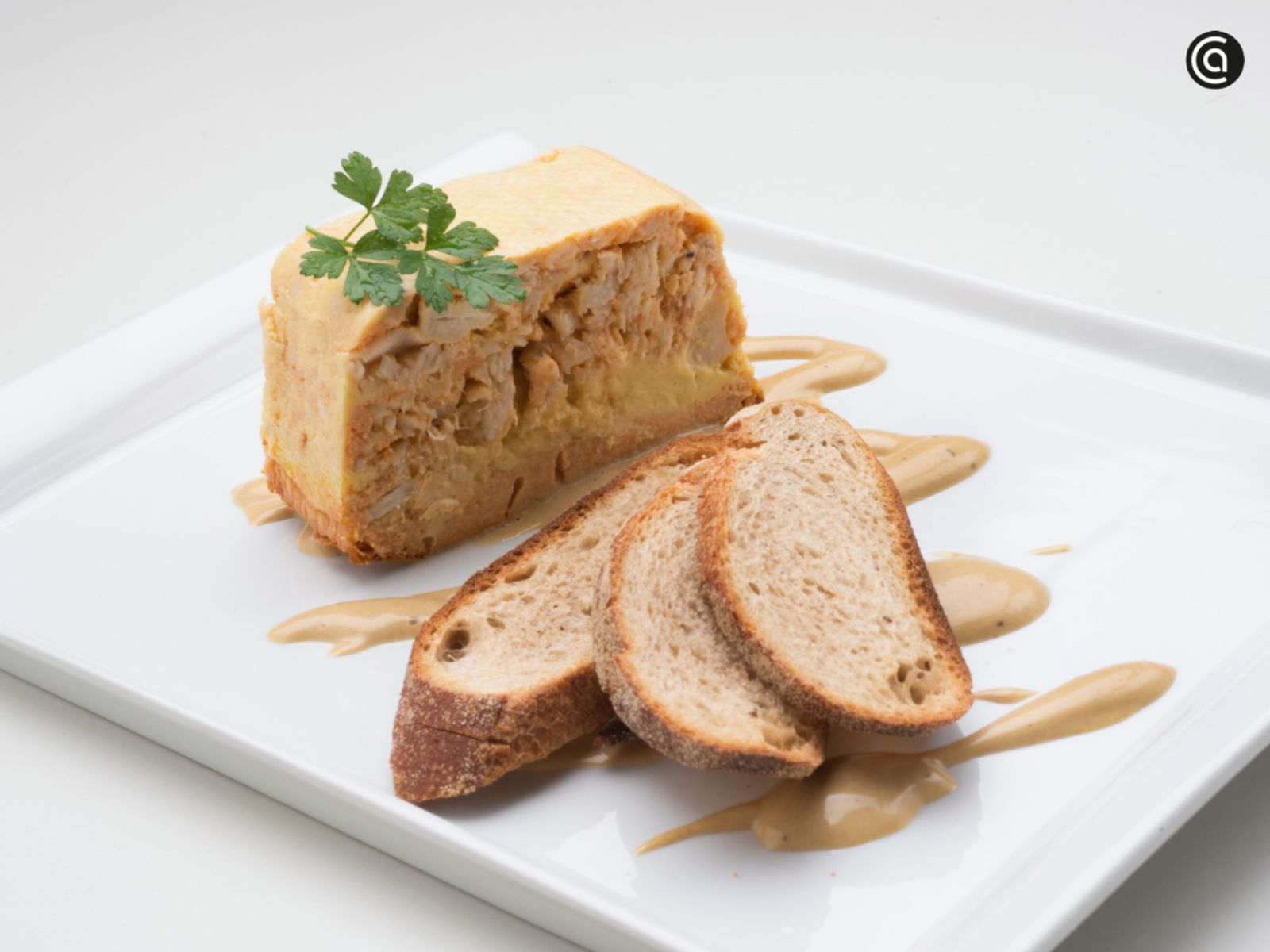 Pastel de cabracho con mahonesa de ajo negro, una combinación de mar y umami en un solo bocado. Pastel de cabracho con mahonesa de ajo negro, una combinación de mar y umami en un solo bocado.
