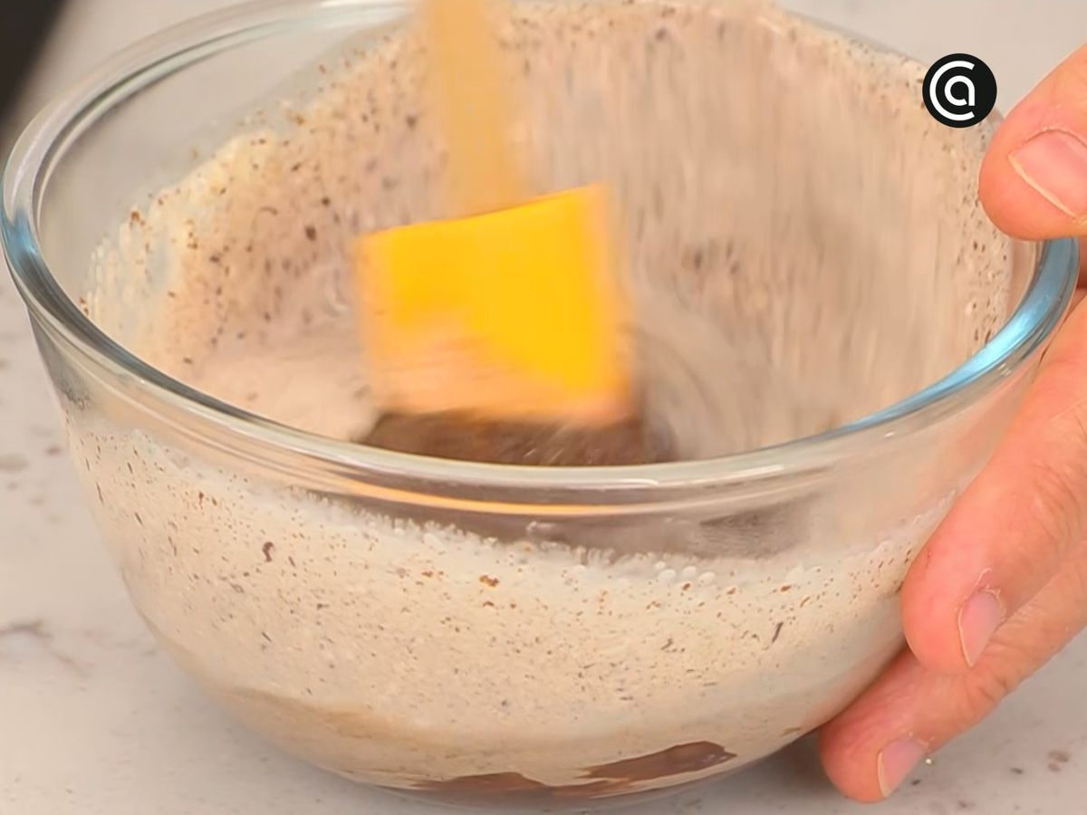 Mezcla la nata y el chocolate