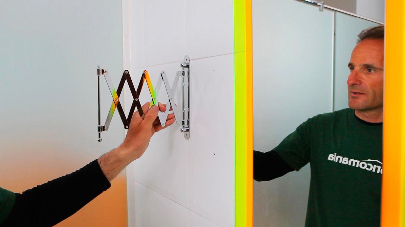 Espejo extensible con luz paso 2