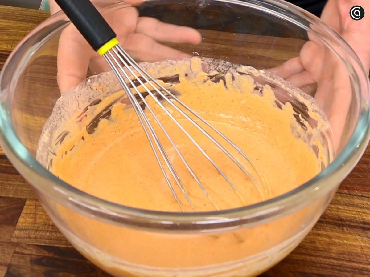 Preparar la tempura para las setas shimeji