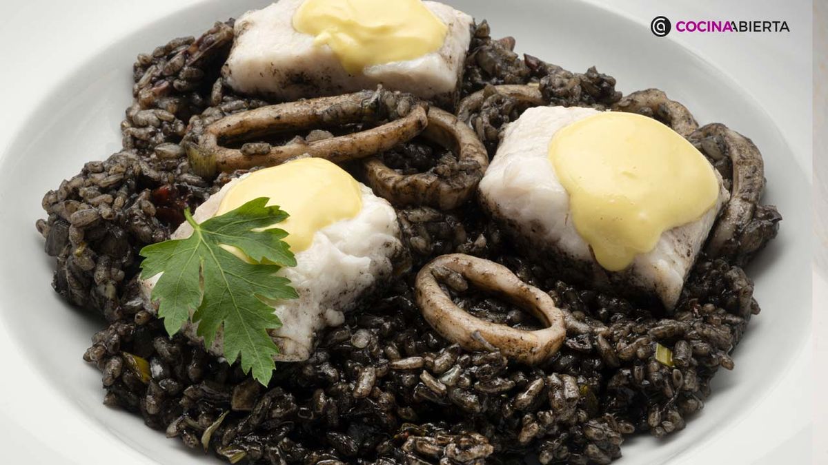 El arroz negro con merluza es una receta completa ideal para compartir