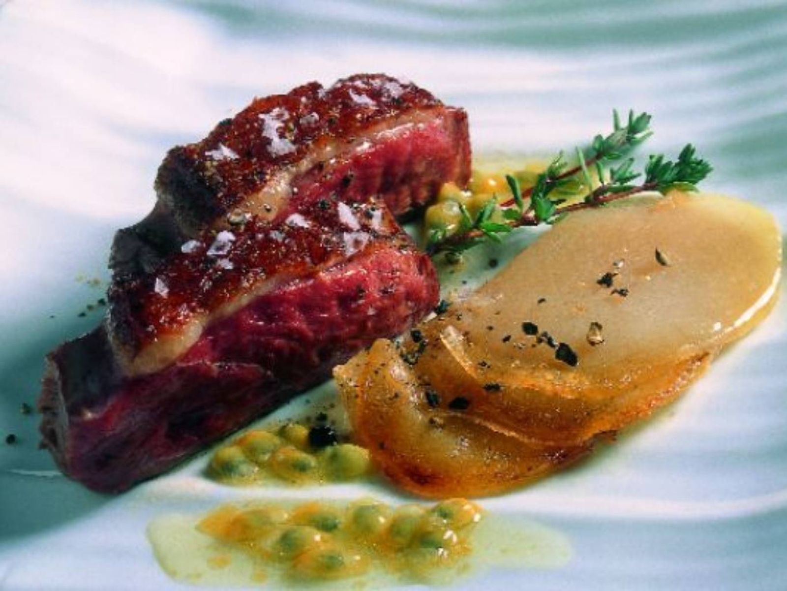 El magret de pato se realza con una salsa de fruta de la pasión. El magret de pato se realza con una salsa de fruta de la pasión.