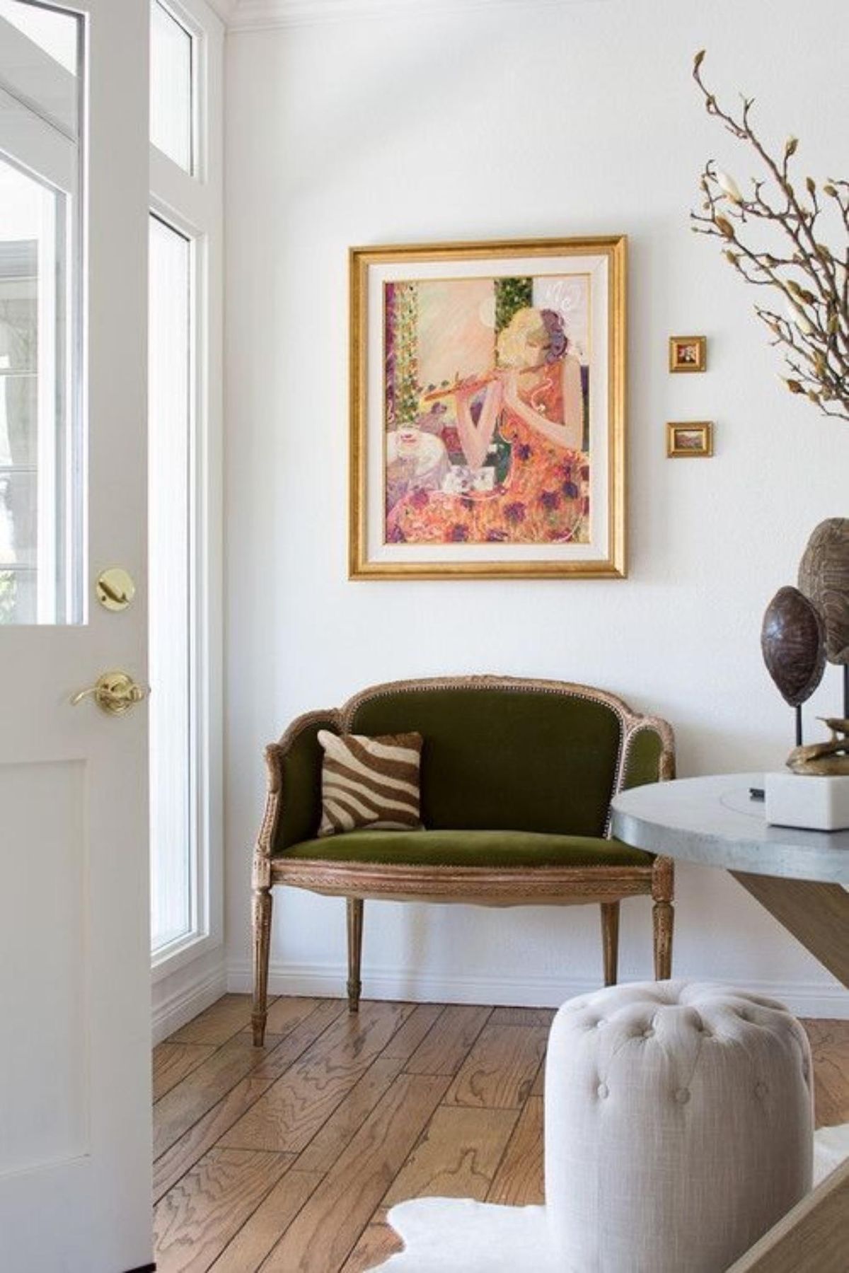 Banco vintage con estructura de madera y tapizado de terciopelo verde.