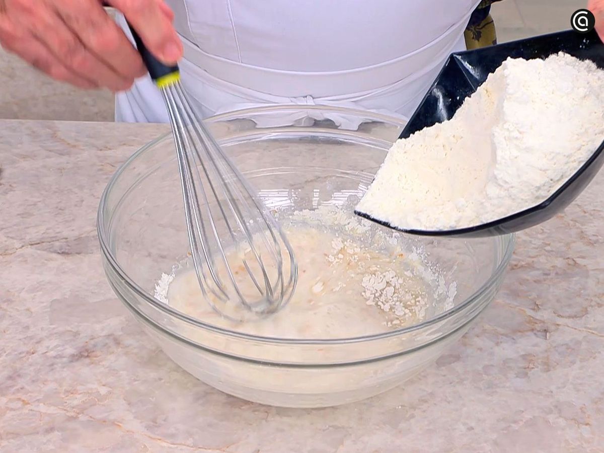 Preparar la masa de las tortitas de azúcar y canela de la abuela Lola