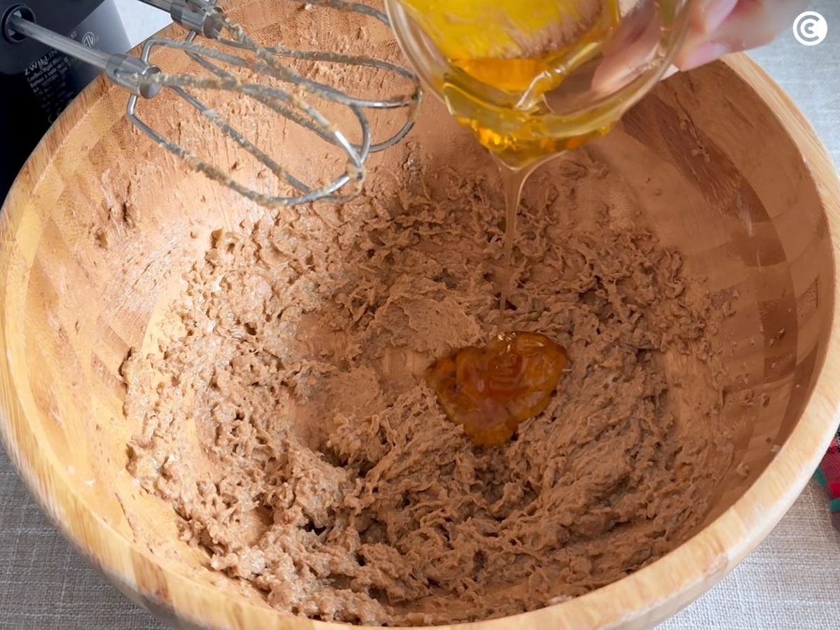 Agregr miel a la mezcla para las galletas speculoos