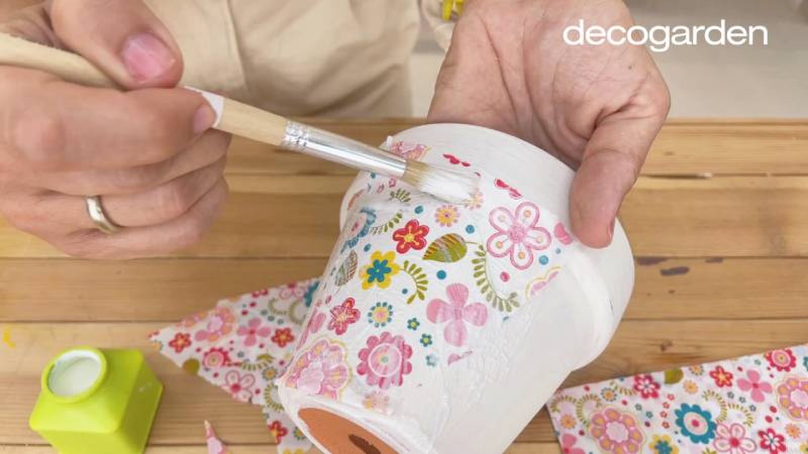 Maceta decorada con la técnica decoupage utilizando papel de estampado floral. Maceta decorada con la técnica decoupage utilizando papel de estampado floral.