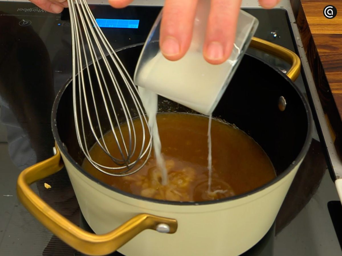 Añade harina de maíz refinada diluida en agua para espesar la salsa