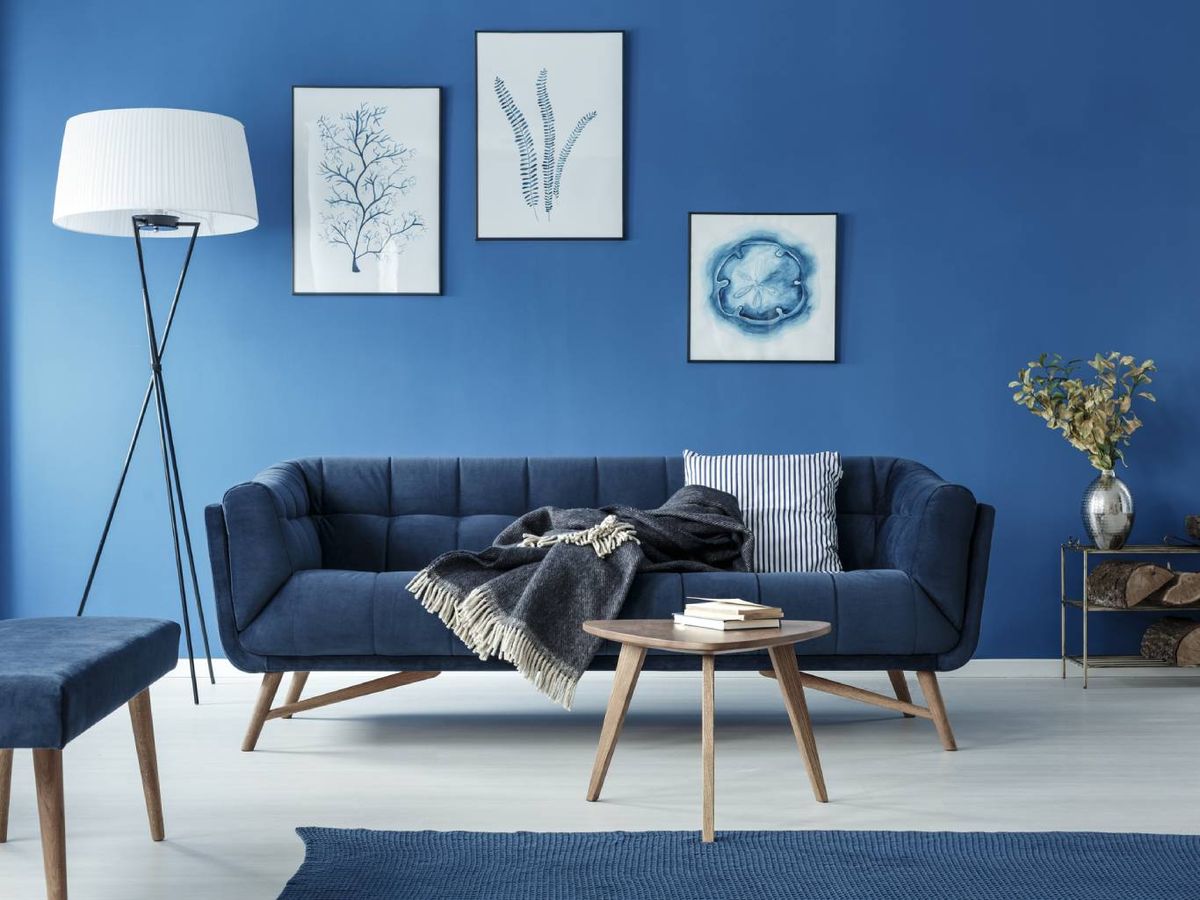 Los tonos profundos como el azul eléctrico añaden un toque de opulencia a la decoración.