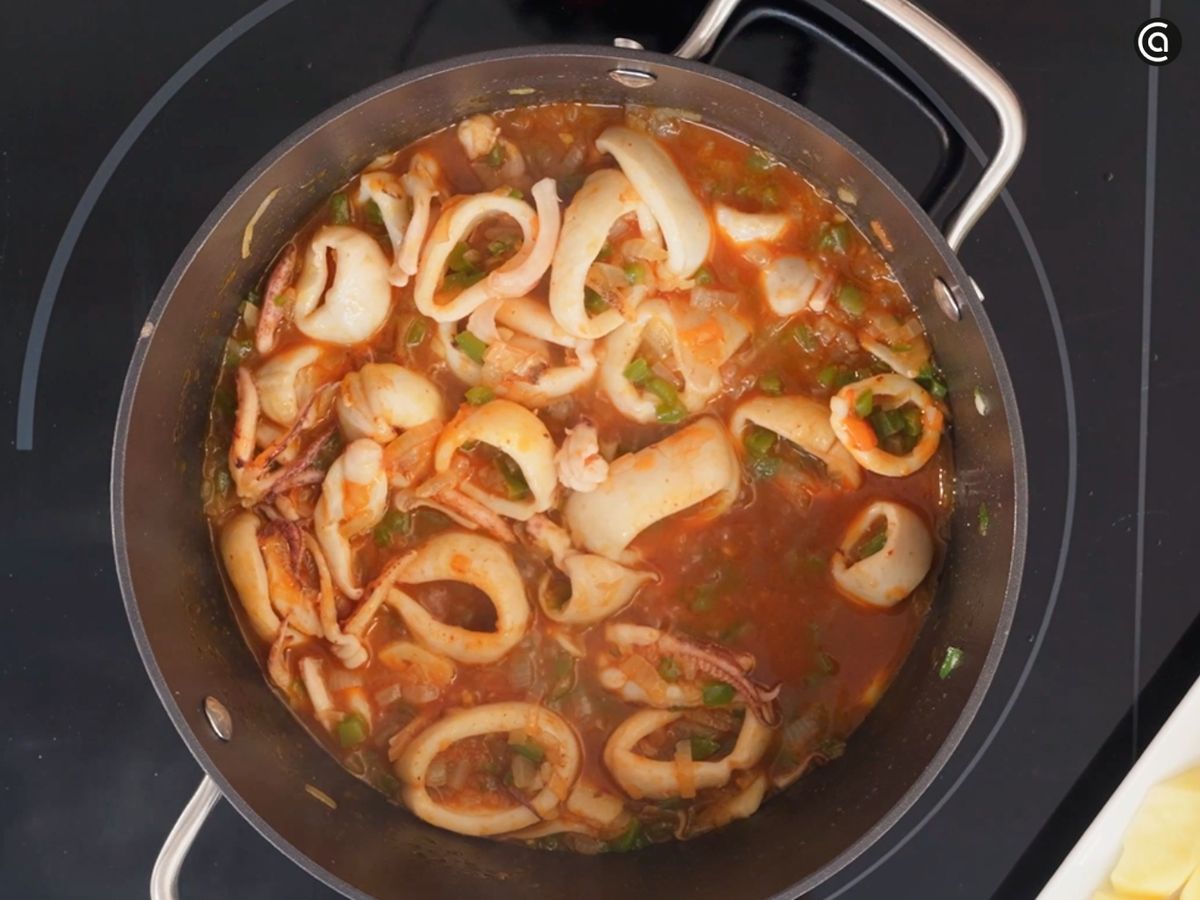 Calamares guisados con patatas - paso 3