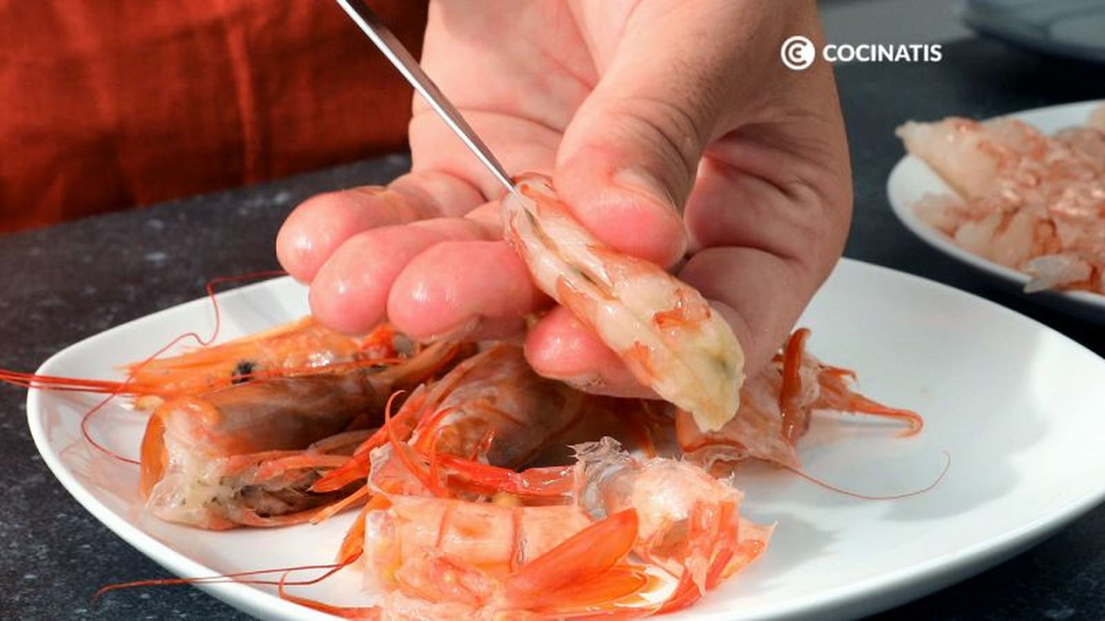 Realizamos un corte a lo largo del langostino Realizamos un corte a lo largo del langostino