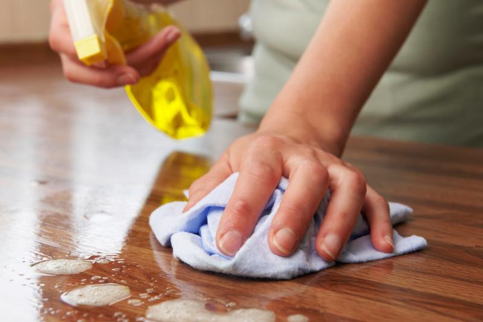 También puedes quitar la grasa de la madera con vinagre blanco