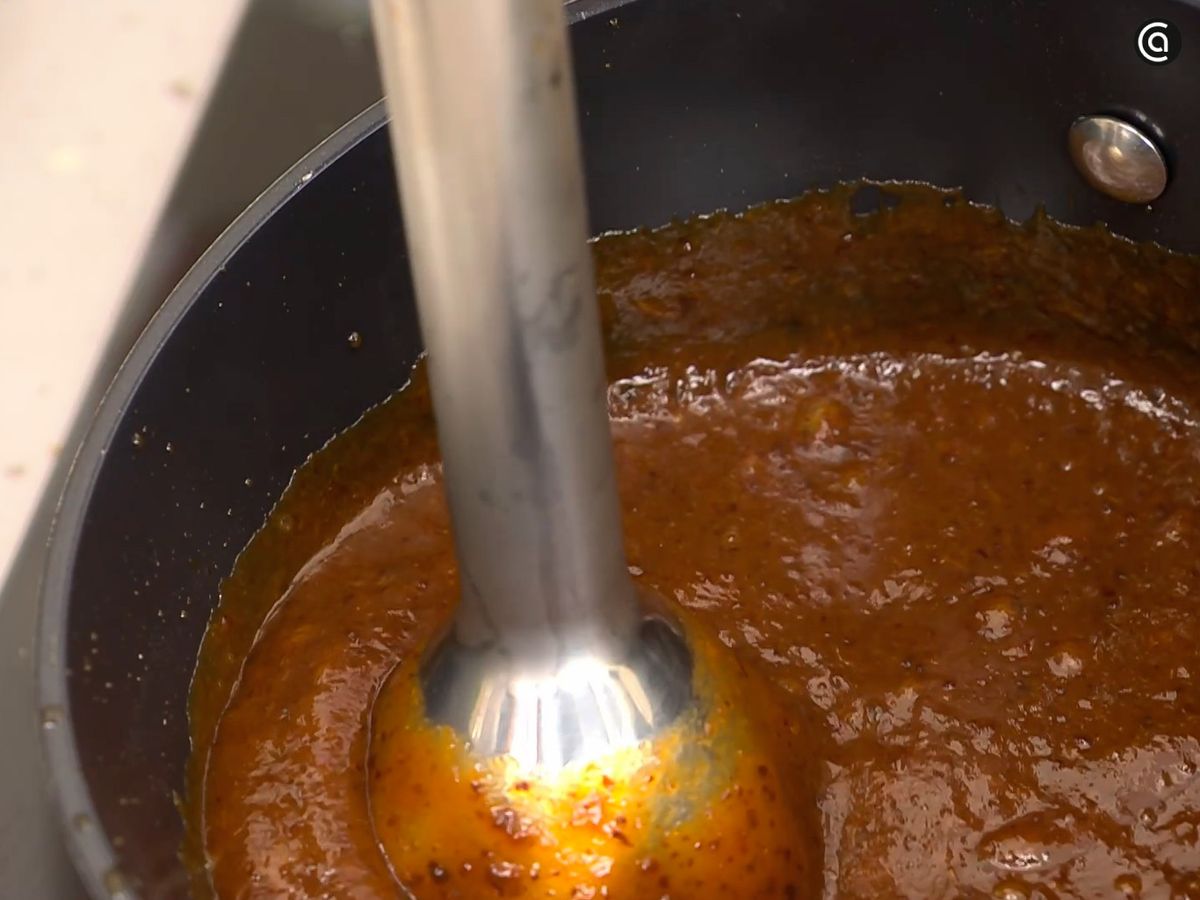 Cocina las ciruelas a fuego lento y tritura después hasta conseguir textura de puré