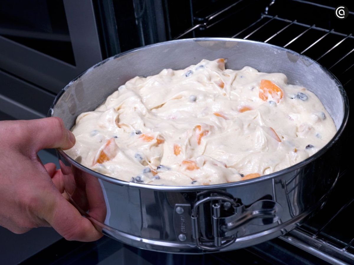 Cocina el bizcocho en el horno y déjalo enfriar antes de desmoldarlo