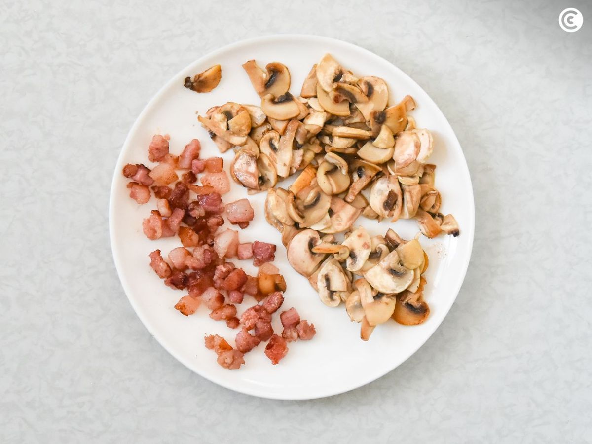 Bacon y champñones para hacer pizza carbonara