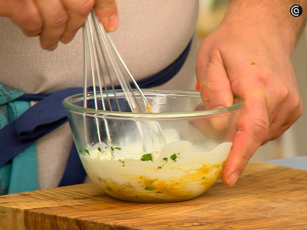 Mezcla el majado con la pasta de cacahuete y el yogur