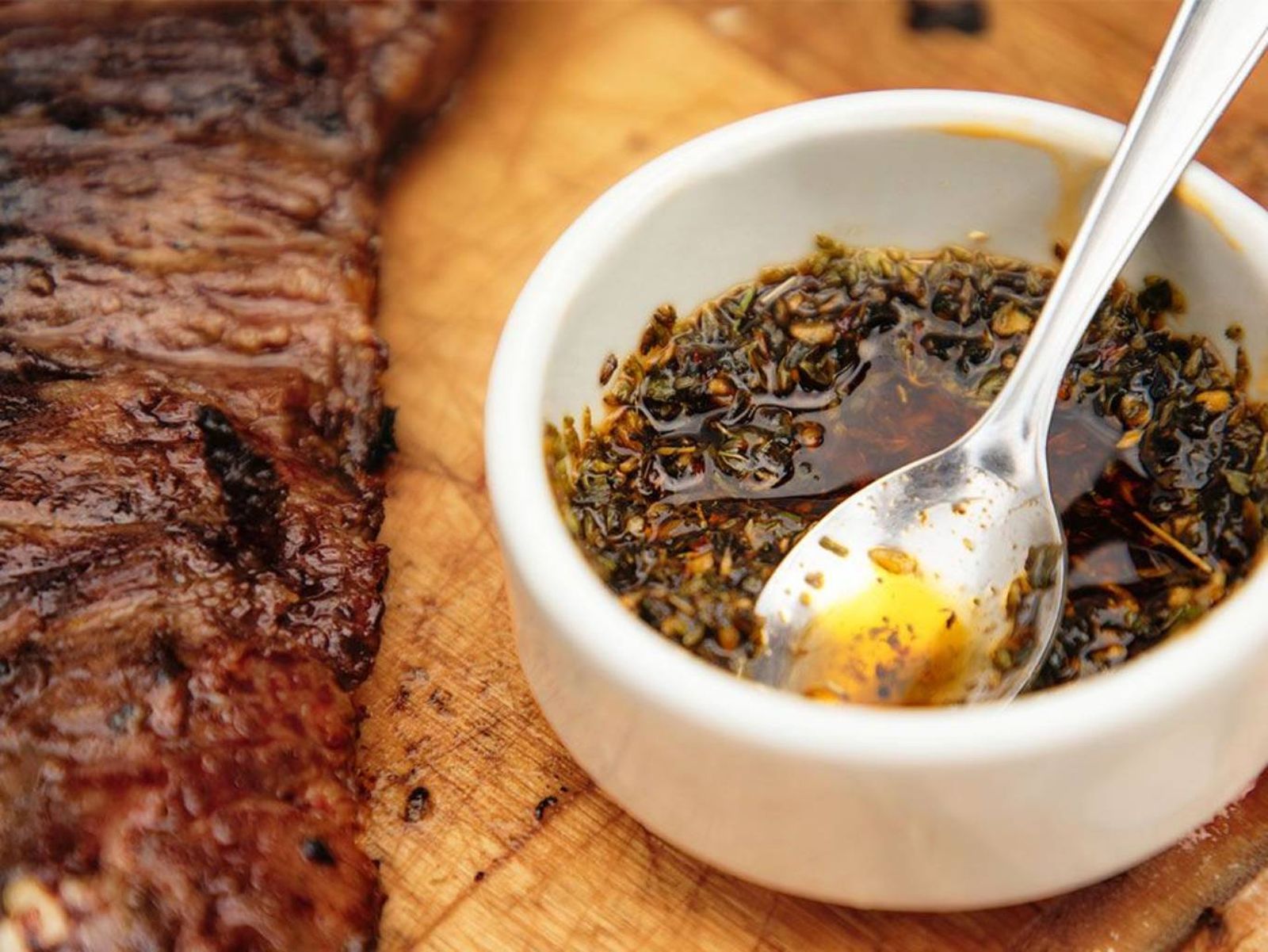 La salsa chimichurri, perfecta para carnes a la parrilla. La salsa chimichurri, perfecta para carnes a la parrilla.