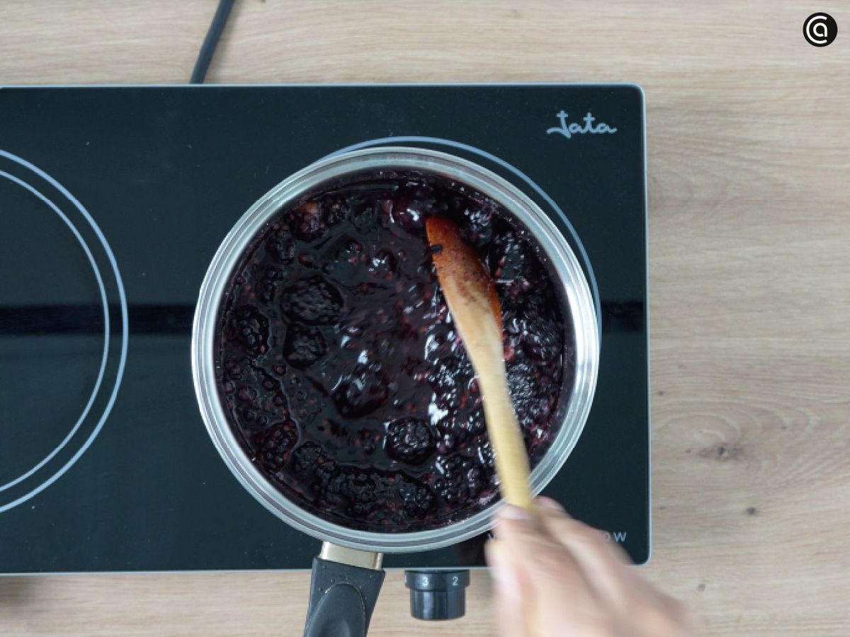 Cocina la mezcla a fuego medio y remueve de forma regular