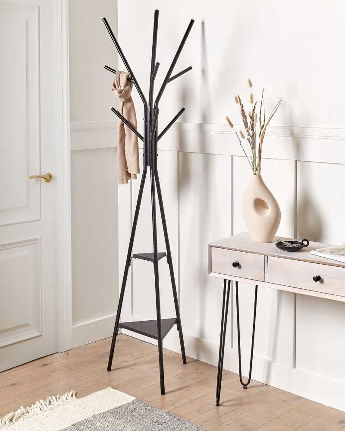 Recibidor con perchero de pie.