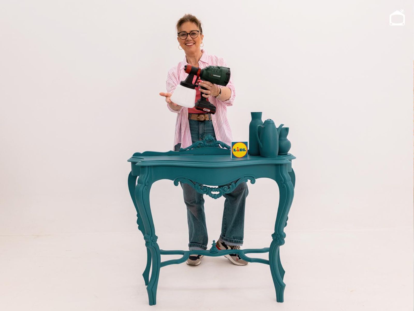 Mueble pintado con pistola pulverizadora de pintura.