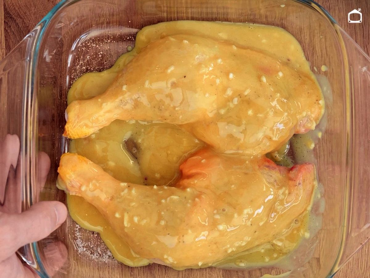 Impregnar bien los muslos de pollo con la salsa de miel y mostaza
